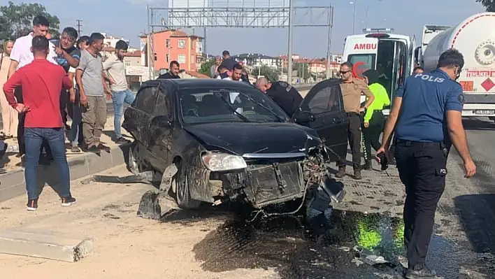 Konya'da Feci Kaza: Otomobil, Tıra Arkadan Çarptı: 3 Yaralı!