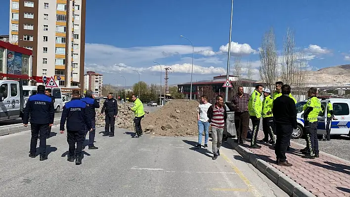 Kendisine ait olduğunu iddia ettiği yolu trafiğe kapattı