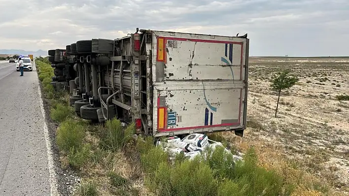 Kontrolden çıkan tır şarampole devrildi: 1 ölü
