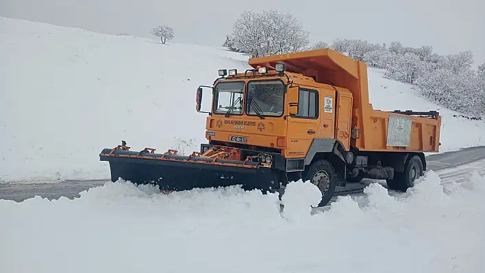 Konya Büyükşehir ilçelerde kar mesaisini sürdürmeye devam ediyor