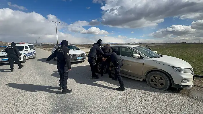 Konya'da aracını polis ekiplerinin üzerine sürerek kaçan şüpheli yakalandı!