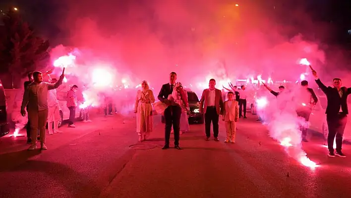Konya'da bir genç kız istemeye giderken mahalleyi adeta festival alanına çevirdi