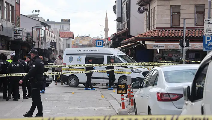 Konya'da bir şahıs sokak ortasında dehşet saçtı: Husumetlisine kurşun yağdırdı!