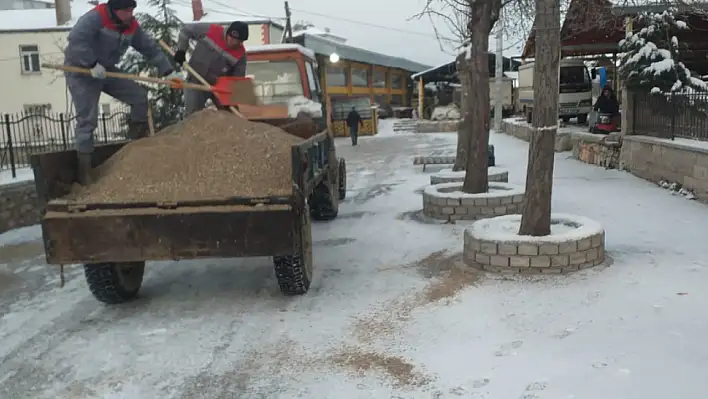 Konya'da buzlu yollarda çalışma başlatıldı!