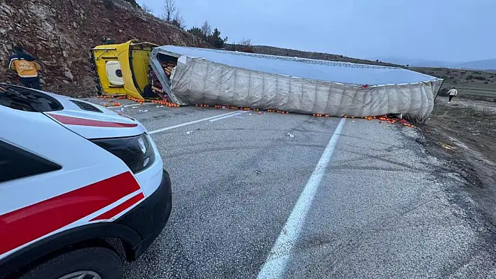 Konya'da devrilen tır yolu kapattı 1 yaralı