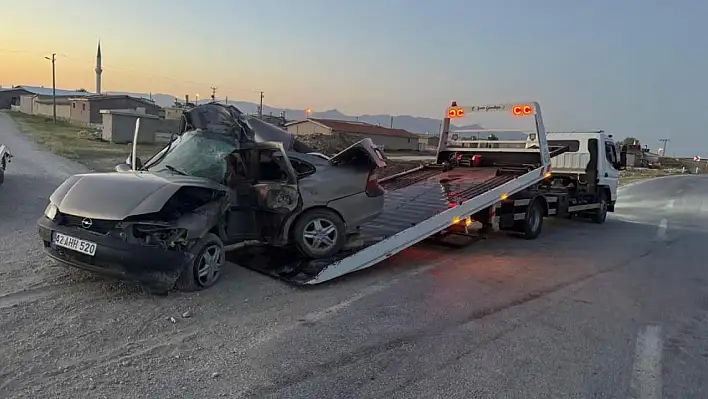 Konya'da direğe çarpan otomobilin sürücüsü hayatını kaybetti