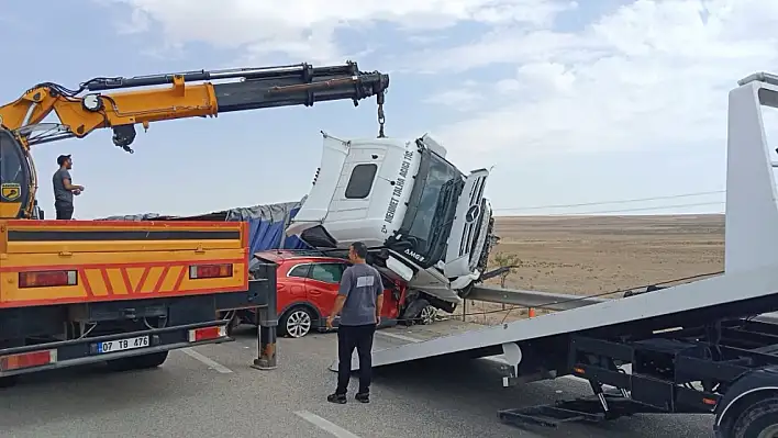 Konya'da Feci Kaza: TIR Karşı Şeride Geçip Otomobili Ezip Geçti