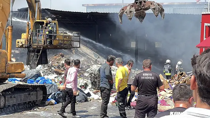 Konya'da geri dönüşüm fabrikasında çıkan yangın paniğe neden oldu