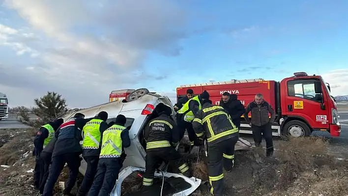 Konya'da hafif ticari araç takla attı: 5 yaralı