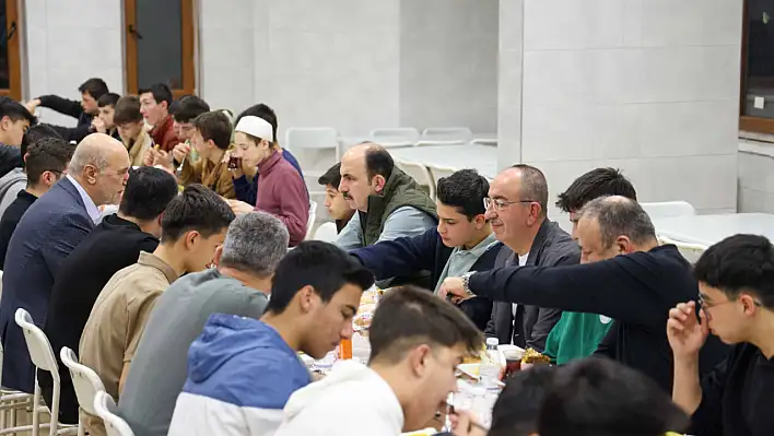 Konya'da hafız adayları başkanlarla sahur sofrasında buluştu