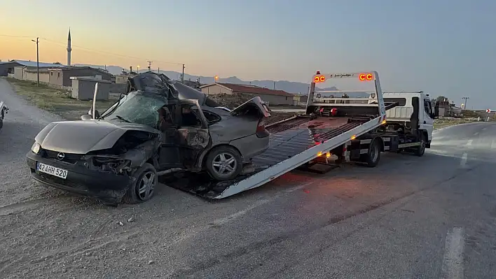 Konya'da hızını alamayan sürücü direğe çarptı: Hayatını kaybetti!