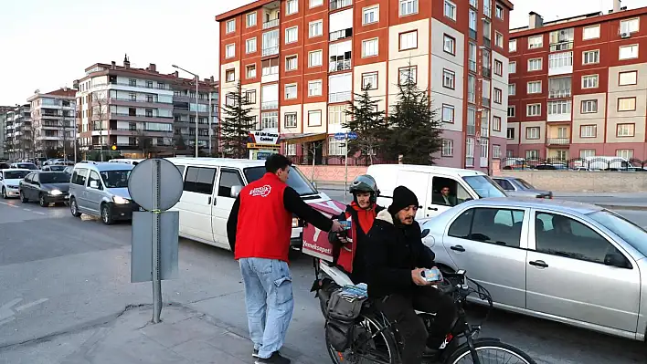 Konya'da iftara trafikte yakalanan vatandaşlara iftarlık ikram dağıtıldı