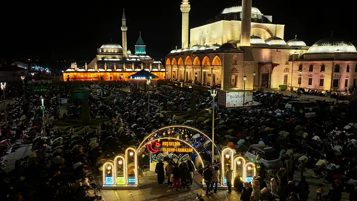 Konya'da Kadir Gecesi coşkusu: Mevlana Meydanı'nı doldu, taştı!