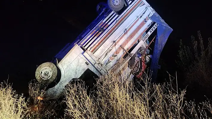 Konya'da kamyonet şarampole uçtu.6 kişi yaralandı.