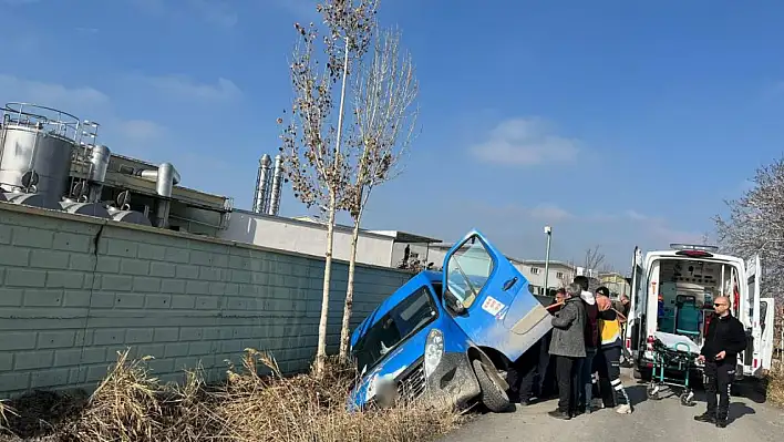 Konya'da kargo minibüsü yan yattı 1 yaralı