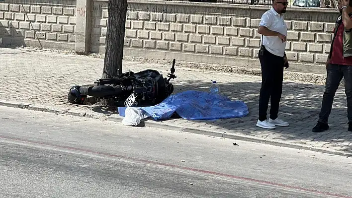 Konya'da motosiklet önce bisikletliye ardından ağaca çarptı: 2 ölü