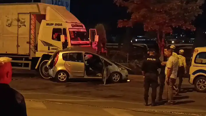 Konya'da ölümlü kaza. Kamyonla otomobil çarpıştı.