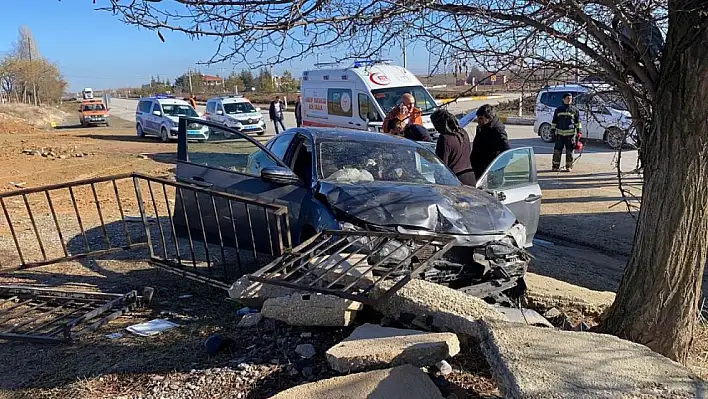 Konya'da otomobil ile pikap çarpıştı: 5 yaralı