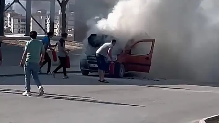 Konya'da seyir halindeki araçta çıkan yangın paniğe yol açtı