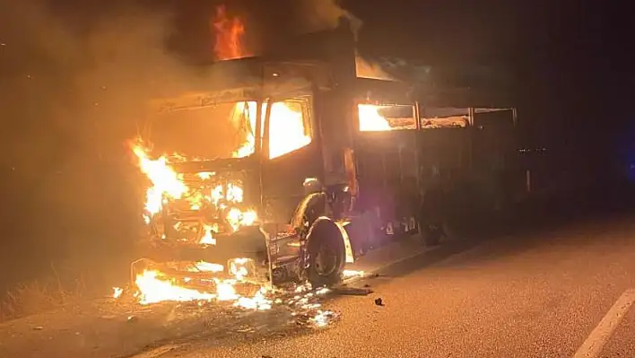 Konya'da seyir halindeki kamyon alev alev yandı