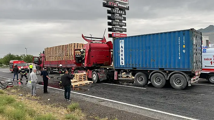 Konya'da Seyir Halindeki TIR Park Halindeki TIR'a Çarptı