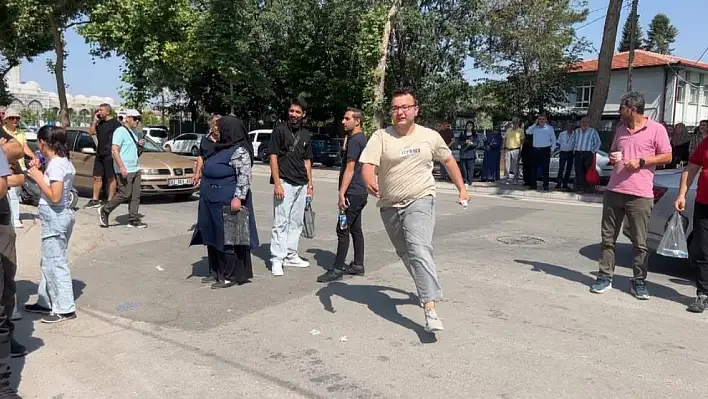 Konya'da sınava kimi koşarak yetişirken, kimisi gözyaşları içinde evine döndü