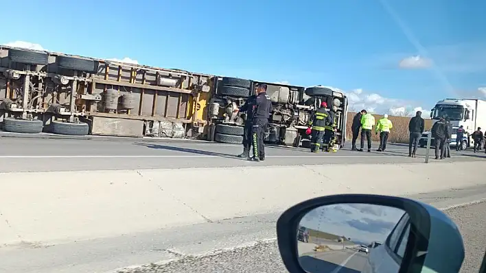 Konya'da TIR devrildi | Sürücü ağır yaralı