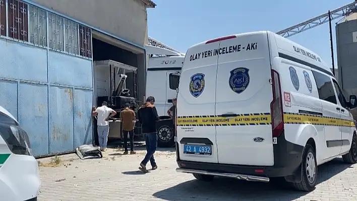Konya'da tırdan boşaltılan yemlerin altında kalarak hayatını kaybetti
