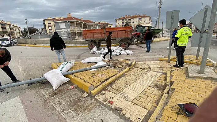 Konya'da Trafik Işıklarına Çarpan Traktör Römorku Devrildi