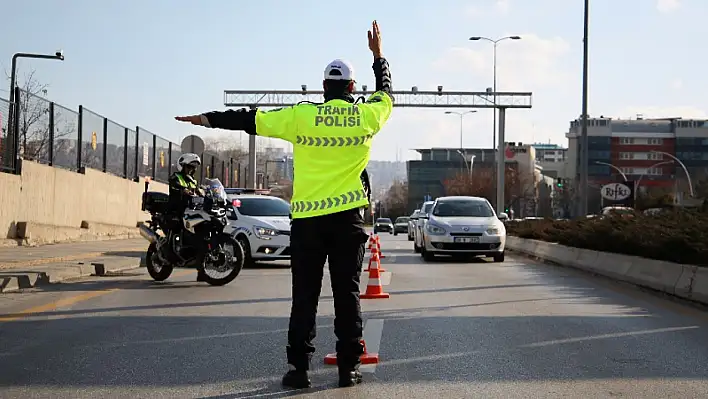 Konya'da Trafik Uygulaması Sırasında Polis Memuruna Araç Çarptı