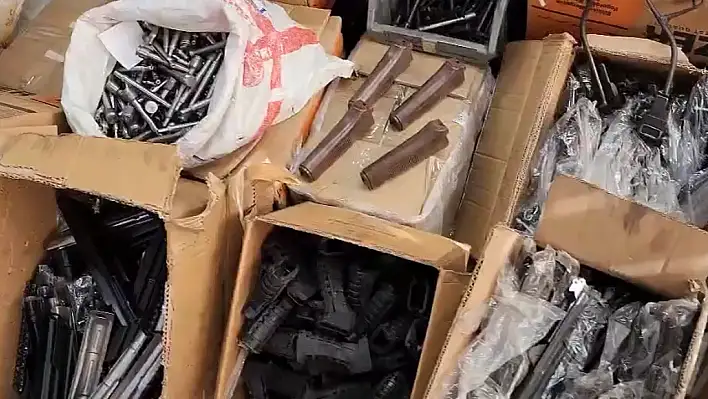 Konya'da yasa dışı silah satıcıları sınır tanımadı: Docka ve bomba atar da ele geçirildi!