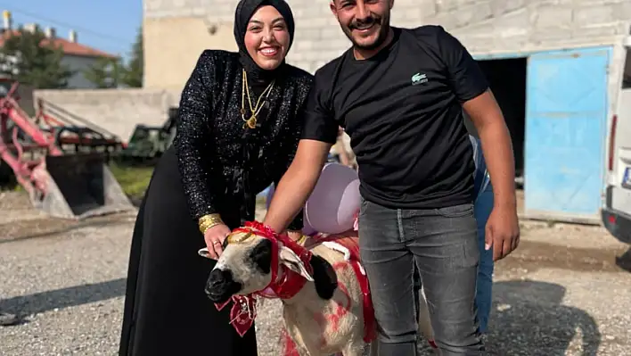 Konya'da yürek ısıtan gelenek: Nişanlısına süslediği koyunu hediye etti