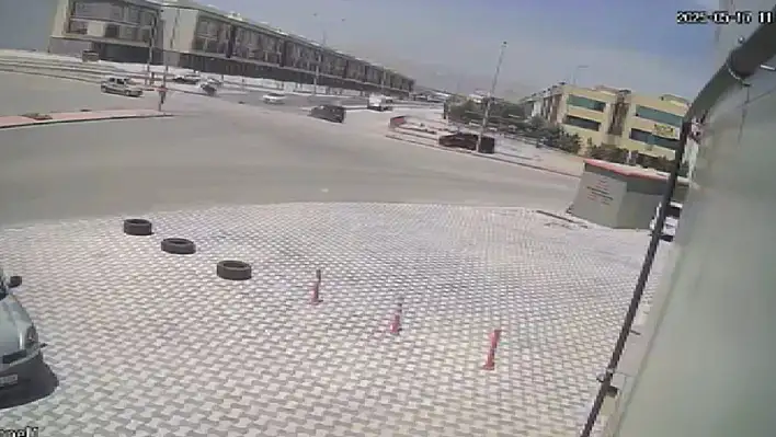 Konya'daki o cadde kazalar eksik olmuyor: Esnaf çözüm istiyor!