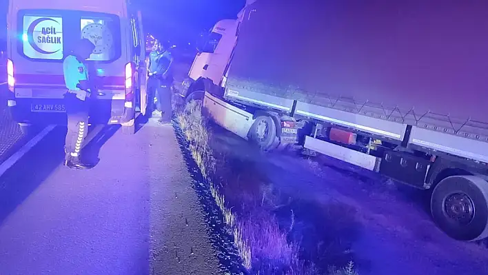 Konya Karapınar'da Tır Şarampole Devrildi: 1 Yaralı