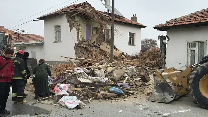 Konya merkezde ev çöktü