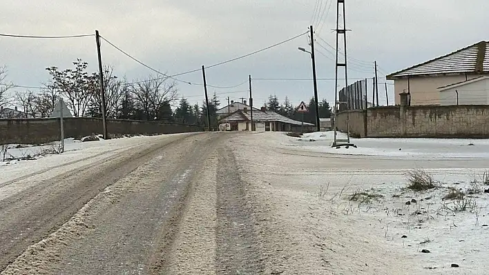 Konya'nın Bu İlçesinde Dolu Yağışı Mahalleyi Beyaza Bürüdü