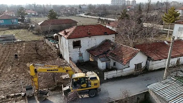 Konya'nın o ilçesinde tehlike arz eden yapılar bir bir yıkılıyor