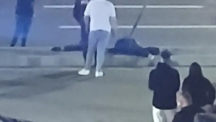Konya yolunda motosiklet trafik levhasına çarptı: 2 ölü