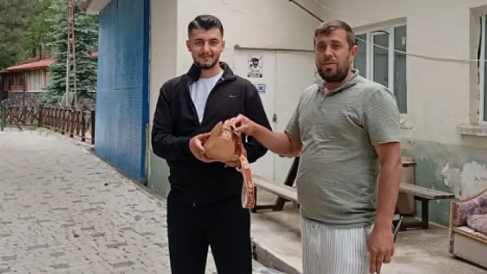 Konyalı çalışandan ahlak dersi: Para dolu çantayı sahibine teslim etti!