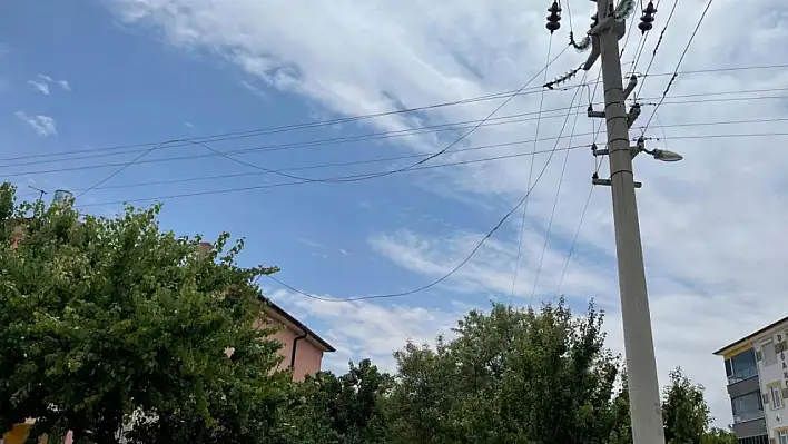 Kulu'da aşırı rüzgarın etkisiyle elektrik teli koptu, mahalle elektriksiz kaldı