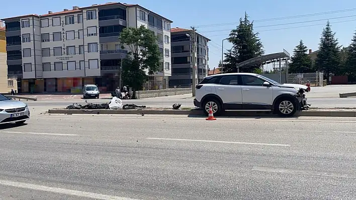 Kulu'da beton mikseriyle temas eden araç refüje savruldu