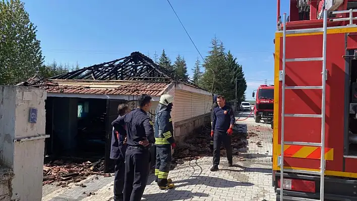 Kulu'da bir evin bahçesinde bulunan garajın çatısında yangın çıktı