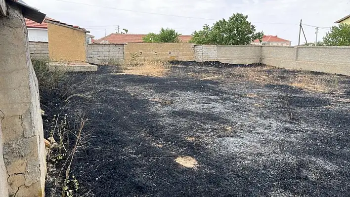 Kulu'da bir evin bahçesinde çıkan ot yangını korkuttu