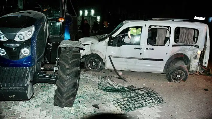 Kulu'da kontrolden çıkan araç yol kenarındaki traktöre çarptı, sürücüsü hayatını kaybetti