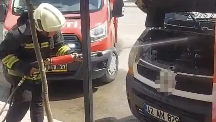 Kulu'da Korku Dolu Anlar: Park Halindeki Minibüs Alev Aldı
