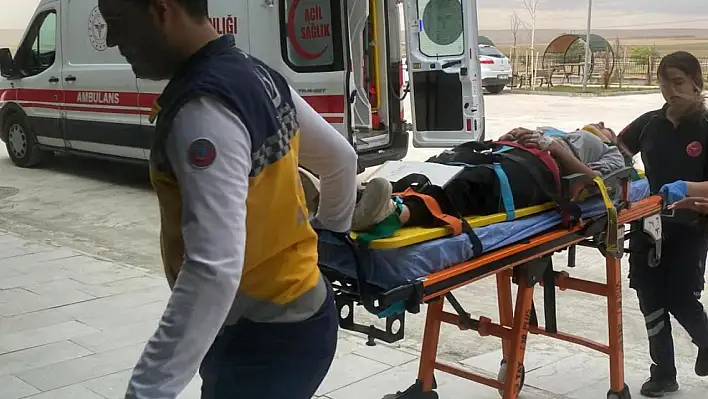 Kulu'da motosiklet kaldırıma çarptı: 2 yaralı