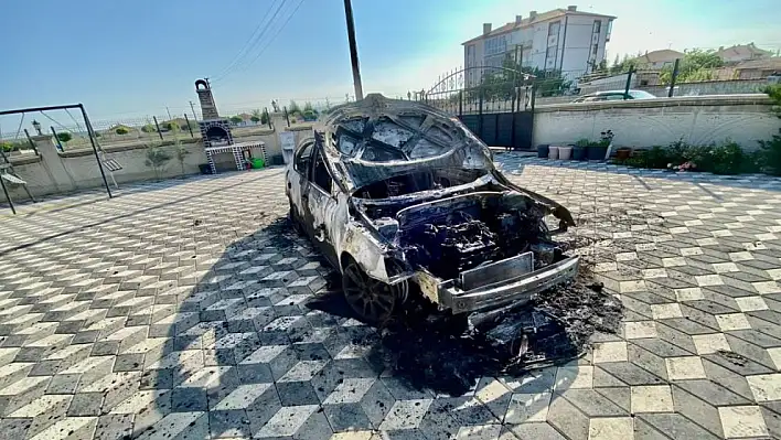 Kulu'da park halindeki otomobil yanarak kullanılamaz hale geldi
