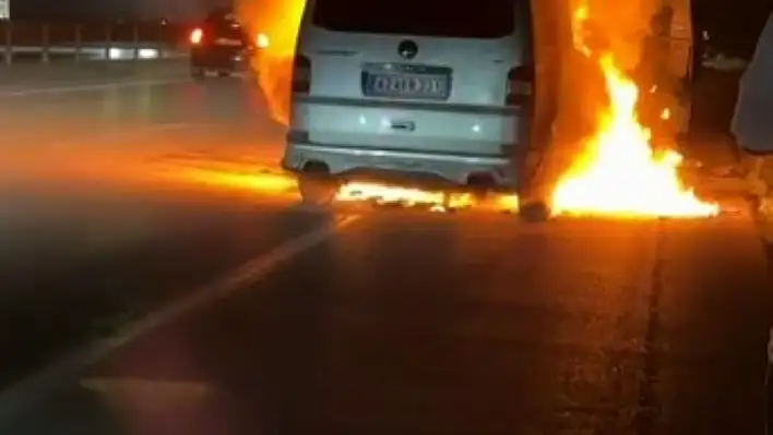 Kurtarıcıya Yüklenirken Alev Aldı: Ereğli'de Minibüs Kül Oldu