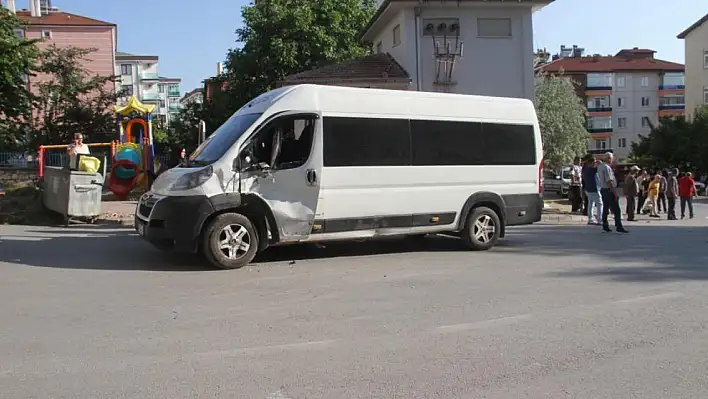 Minibüs motosikletle çarpıştı motosiklet sürücüsü hayatını kaybetti