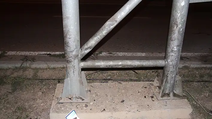 Olay Konya'da yaşandı: Tekeri patlayan araç aydınlatma direğine çarptı! Sürücü yaralandı